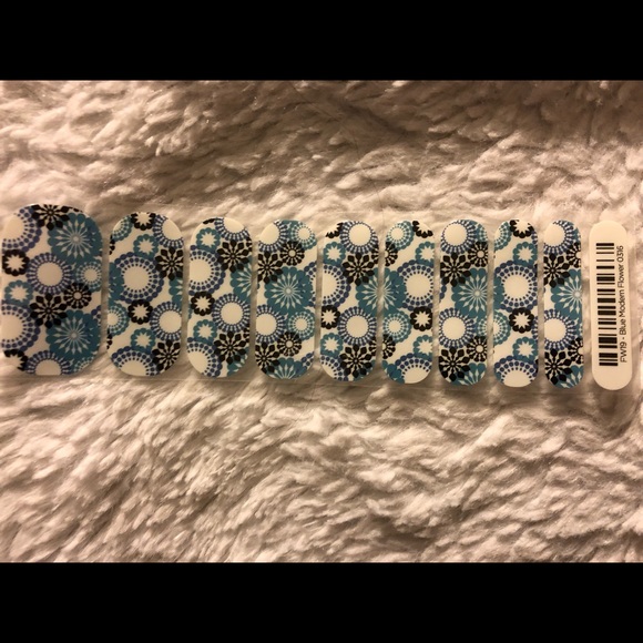 Jamberry Blue Modern Flower - Picture 2 of 3